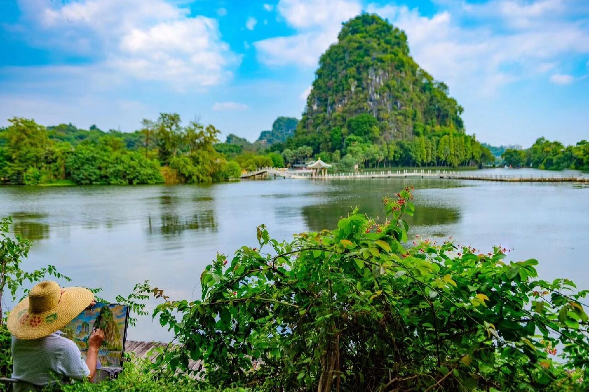 风景如画的七星岩 七星岩位于广东省肇庆市,因七座石灰岩峰排列状如