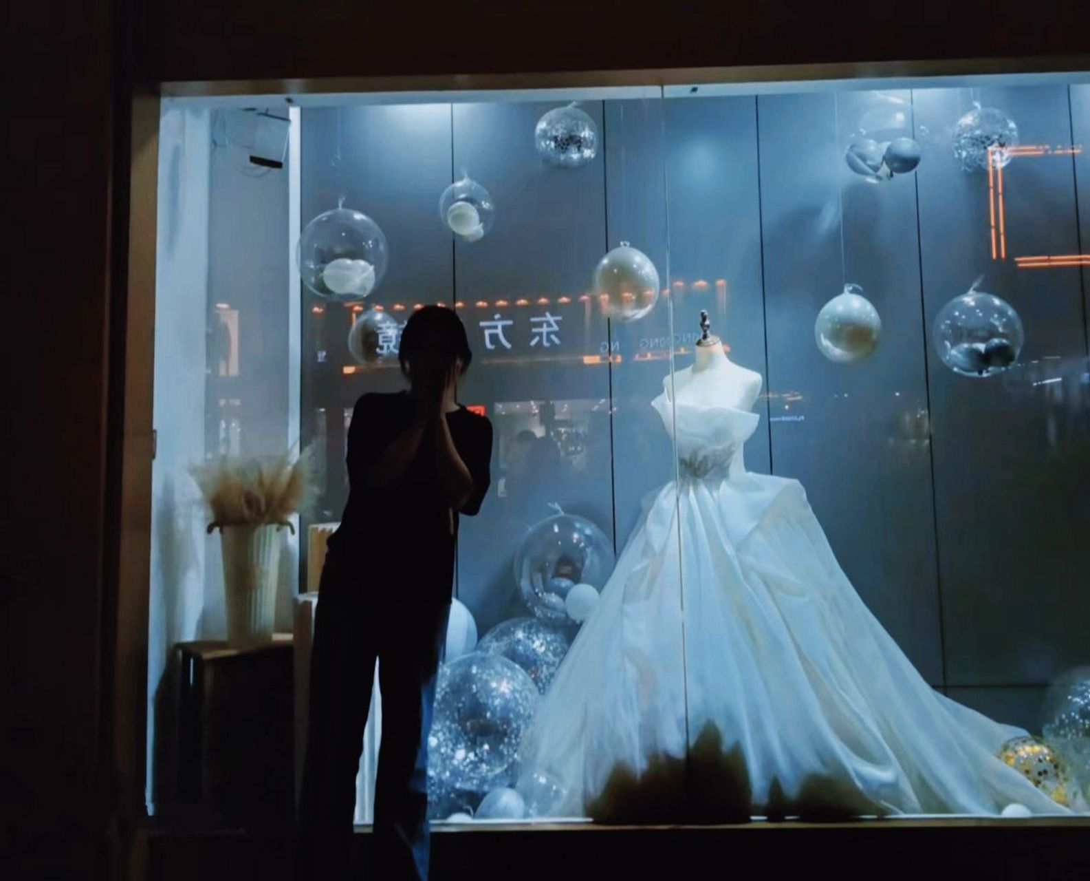 站在橱窗外望着里面的婚纱,我真的看了好久 站在橱窗外望着里面的婚纱