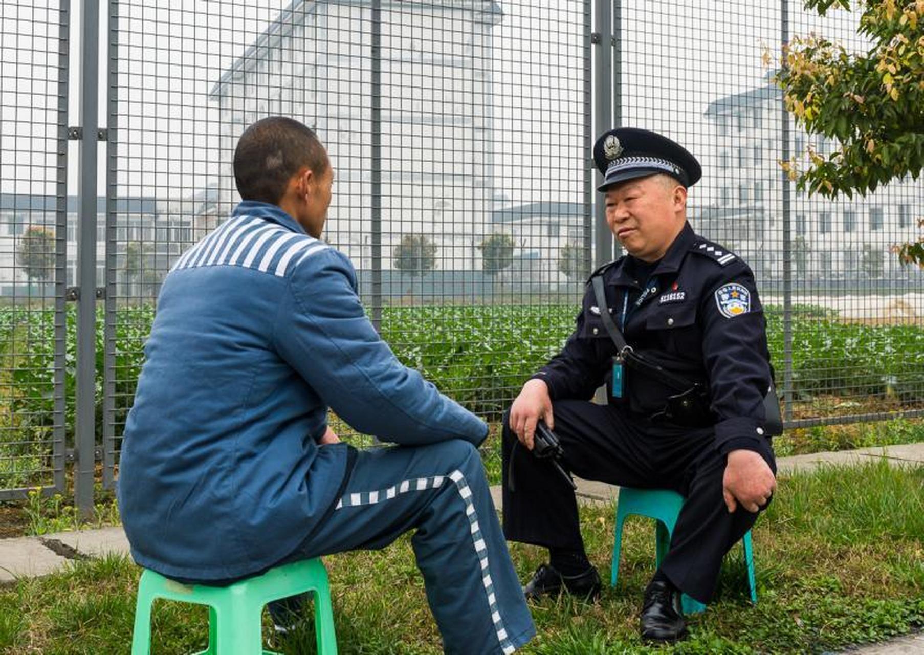 狱警,铁门铁窗铁饭碗,上岸后你会发现,当年报名时可能喝多了,说好的