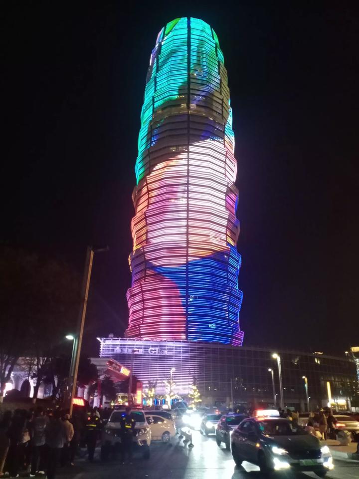 晒图笔记大赛 华灯初上,郑州千禧广场的"大玉米"在夜色中璀璨夺目