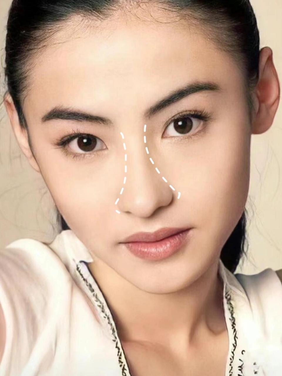 笑起来牵扯到鼻翼肌还有种智龄少女感,没有攻击性,确实会给颜值加分.