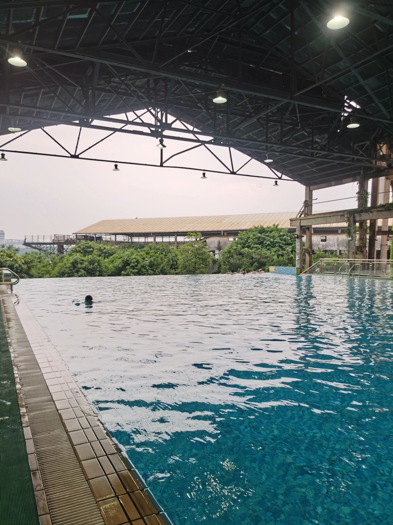 35元打卡广州无边泳池 带上我的鱼尾巴快乐玩水78 	 地址:紫泥堂