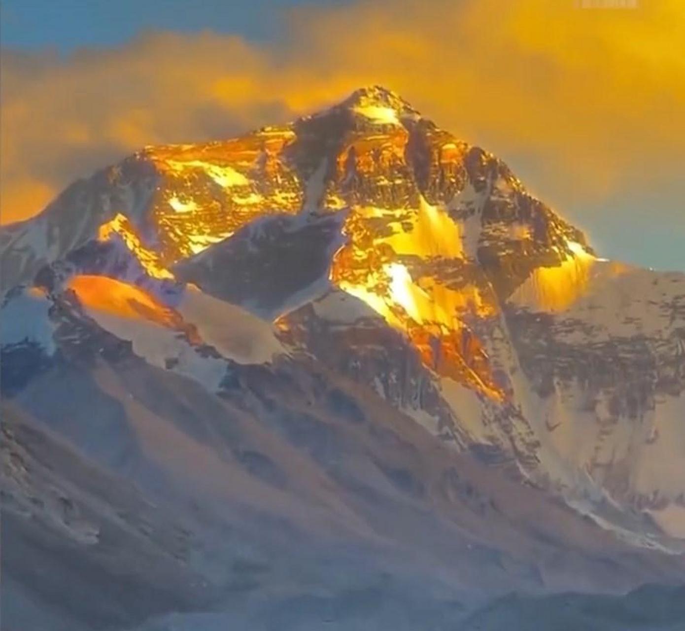 珠穆朗玛峰现"日照金山":万丈金光从天而降 照射雪山之巅】近日,网友