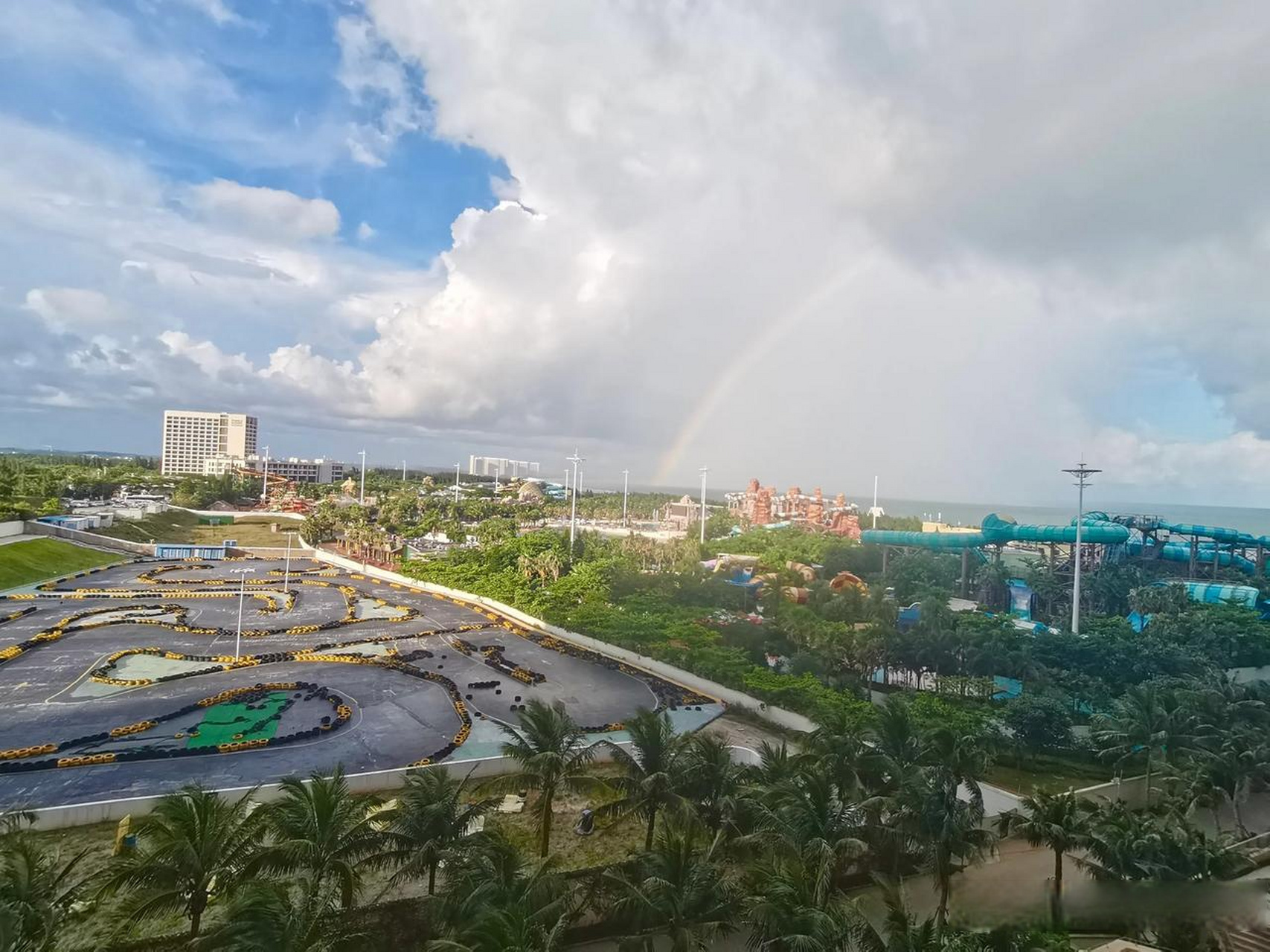 今天下午17:58,在湛江吴川市覃巴镇鼎龙湾,拍到海天一色加彩虹的美景.