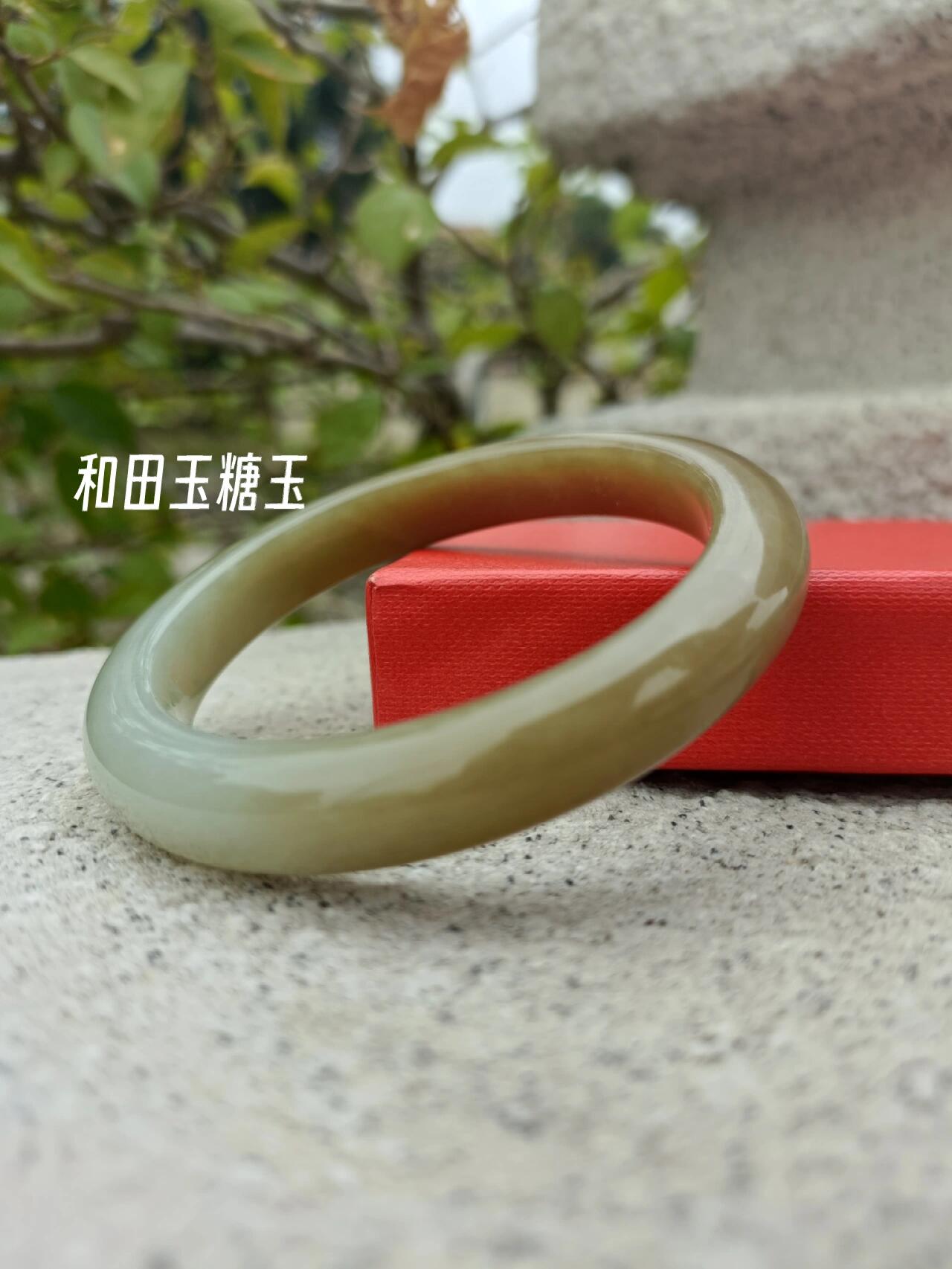 细说和田玉糖玉 和田玉中不乏珍贵极品,在田玉中有一种糖料,在几年前