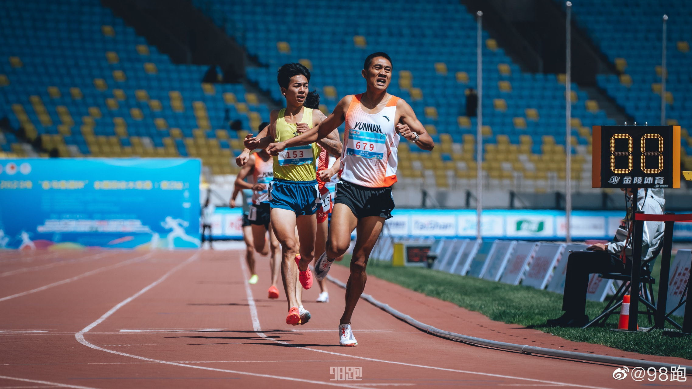 看男子中长跑比赛有感  扎西次仁和宗庆华分在一组,比赛很难不好看,两