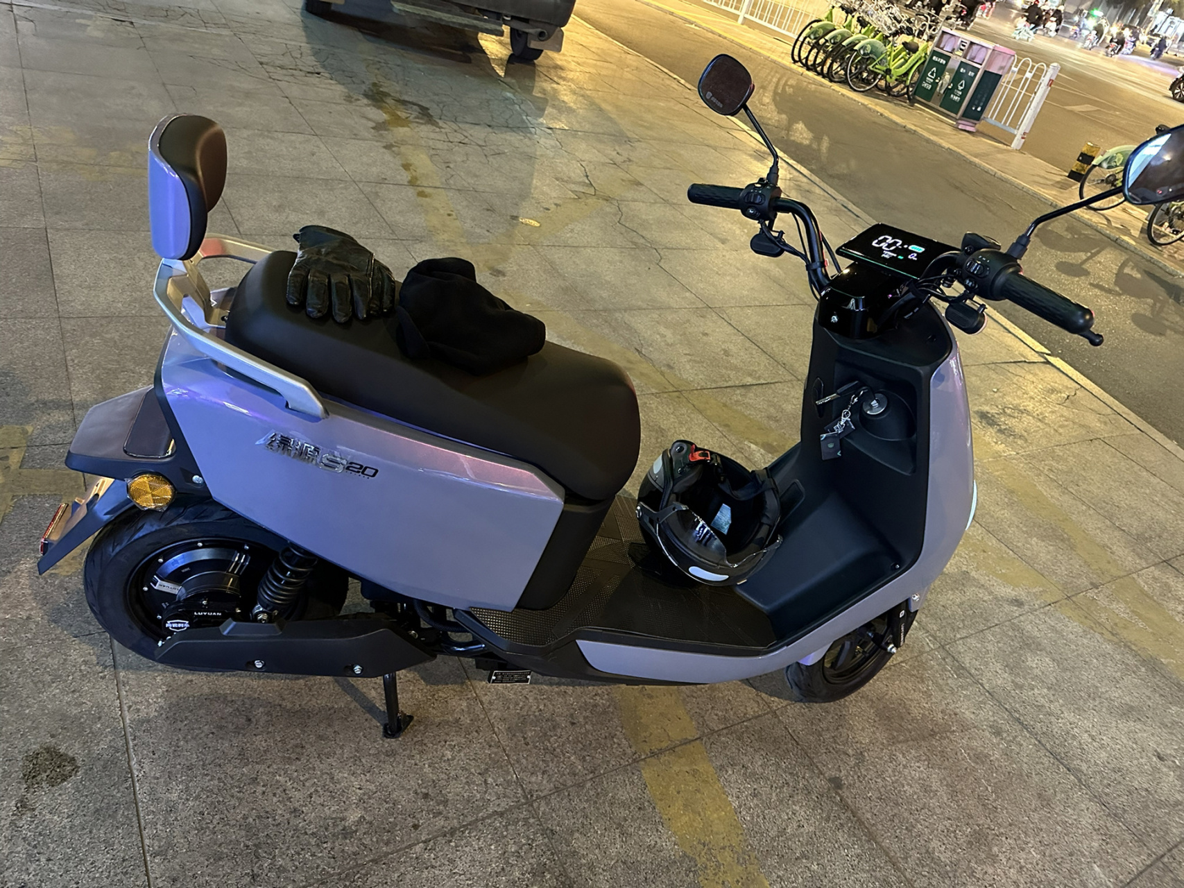 绿源s20购买感受   最近打算入手一辆电动车,先去实体店看了九号,雅迪