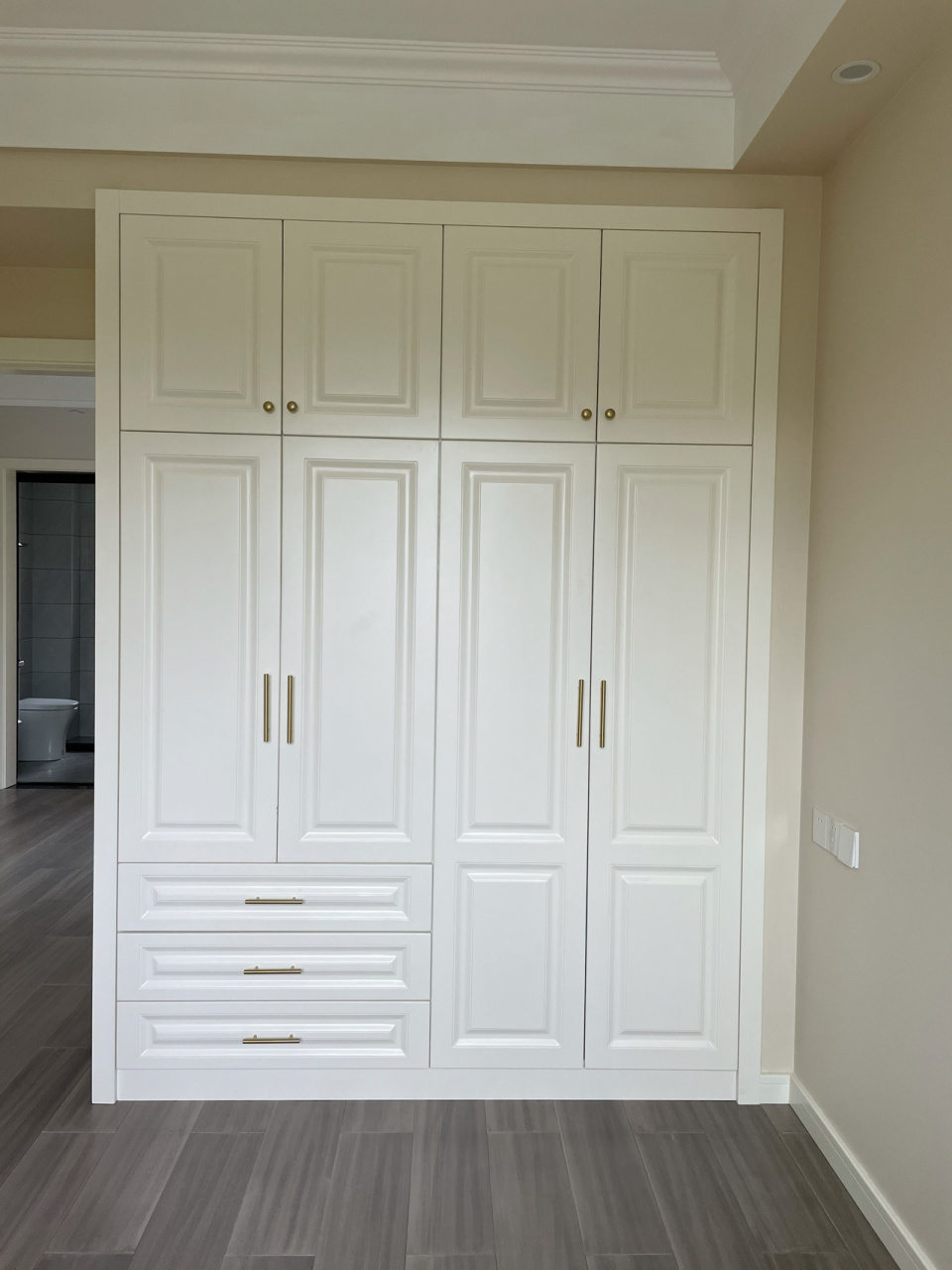 木工打的柜子,定制的柜门,效果貌似还可以.