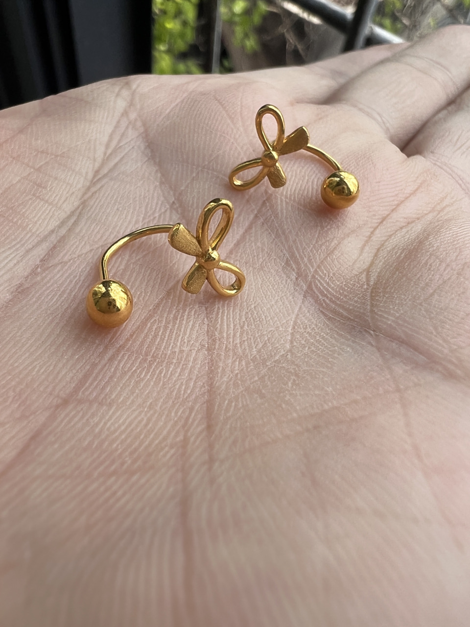 黄金周大生u 型耳钉 姐们们好看吗?