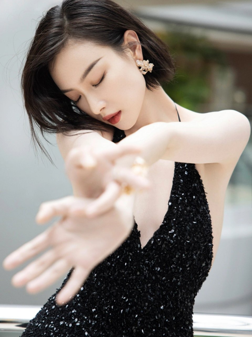 倪妮这几张有互动感 好像在撒娇抓你的衣服,在帮你拿下脸上黏的小毛毛