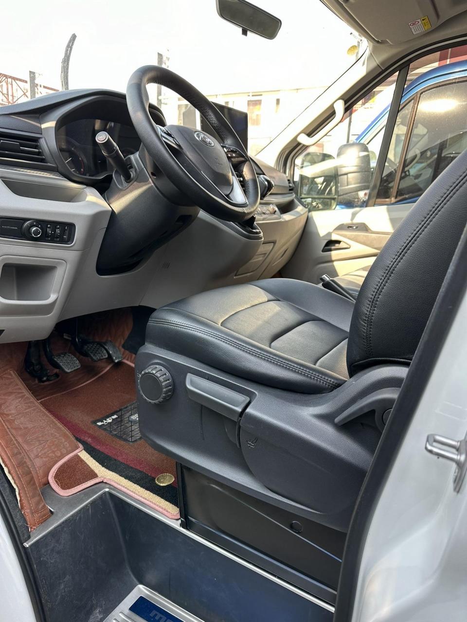 2020年4月上牌的大通v90,手动柴油2.0 t.短轴低顶,六座.