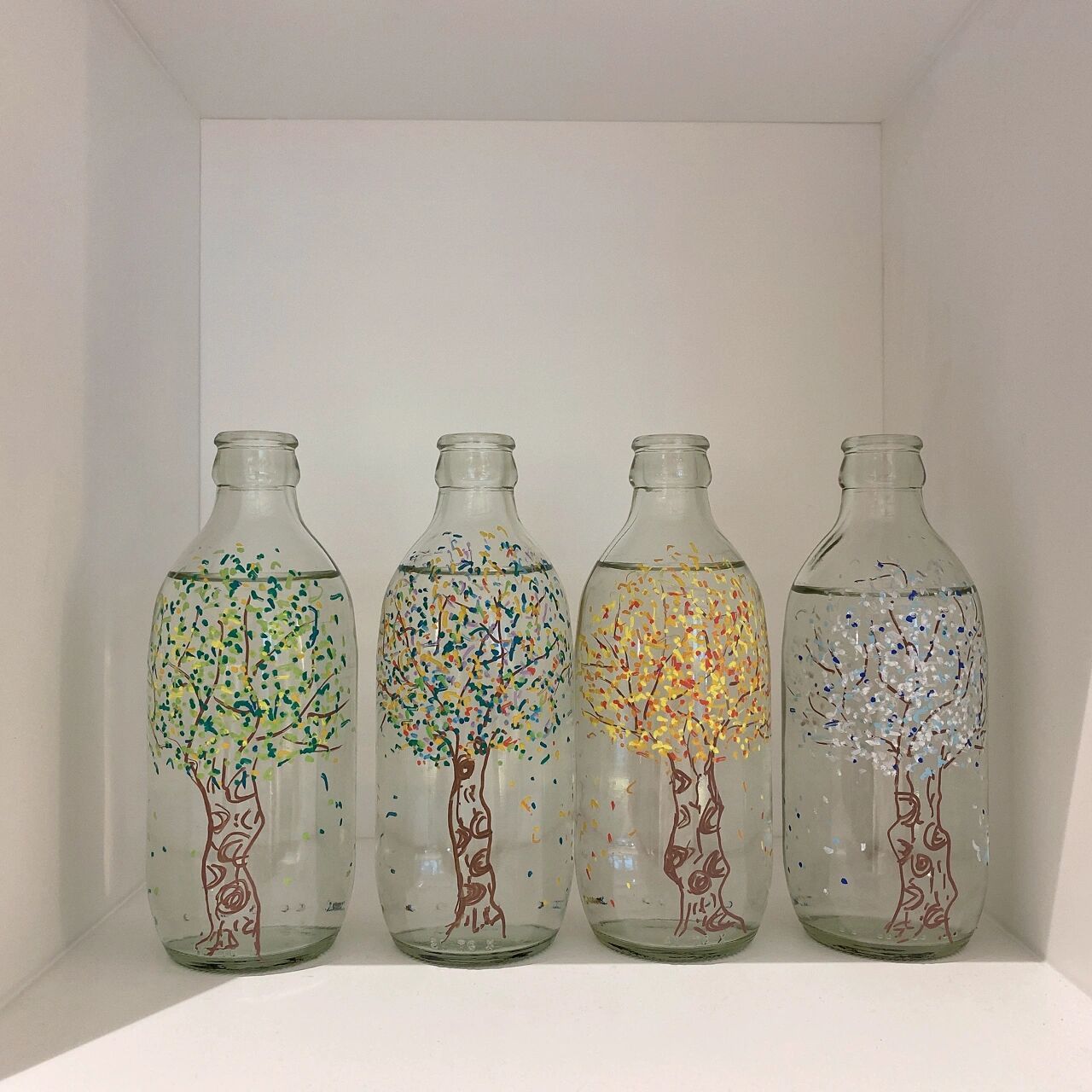 喝完的玻璃汽水瓶和丙烯马克笔就可以啦 我用的就是大象的苏打水瓶子