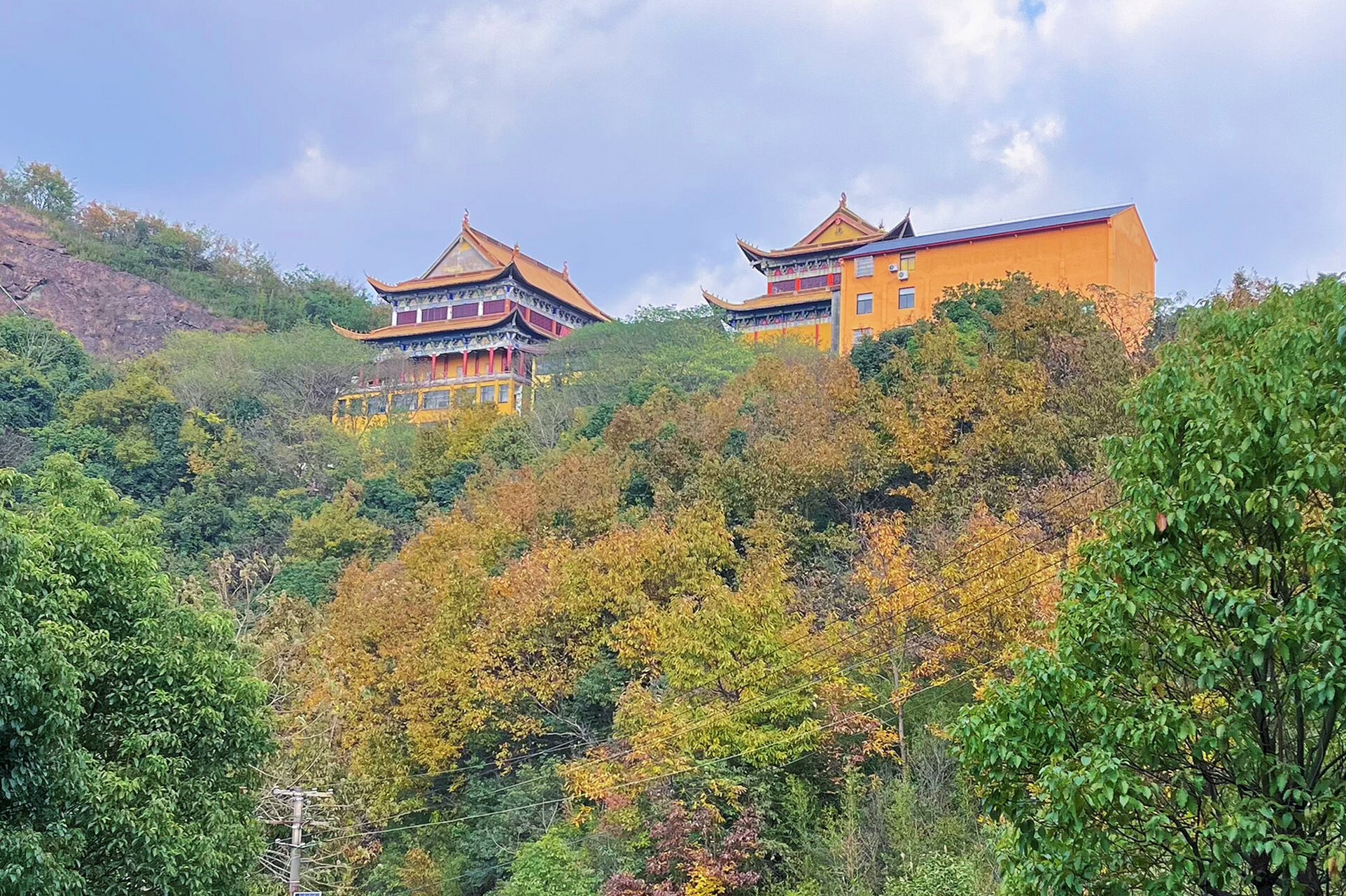 绍兴小众佛寺·福全小方岩梅峰寺 "当丁达尔效应出现的时候,照向人间