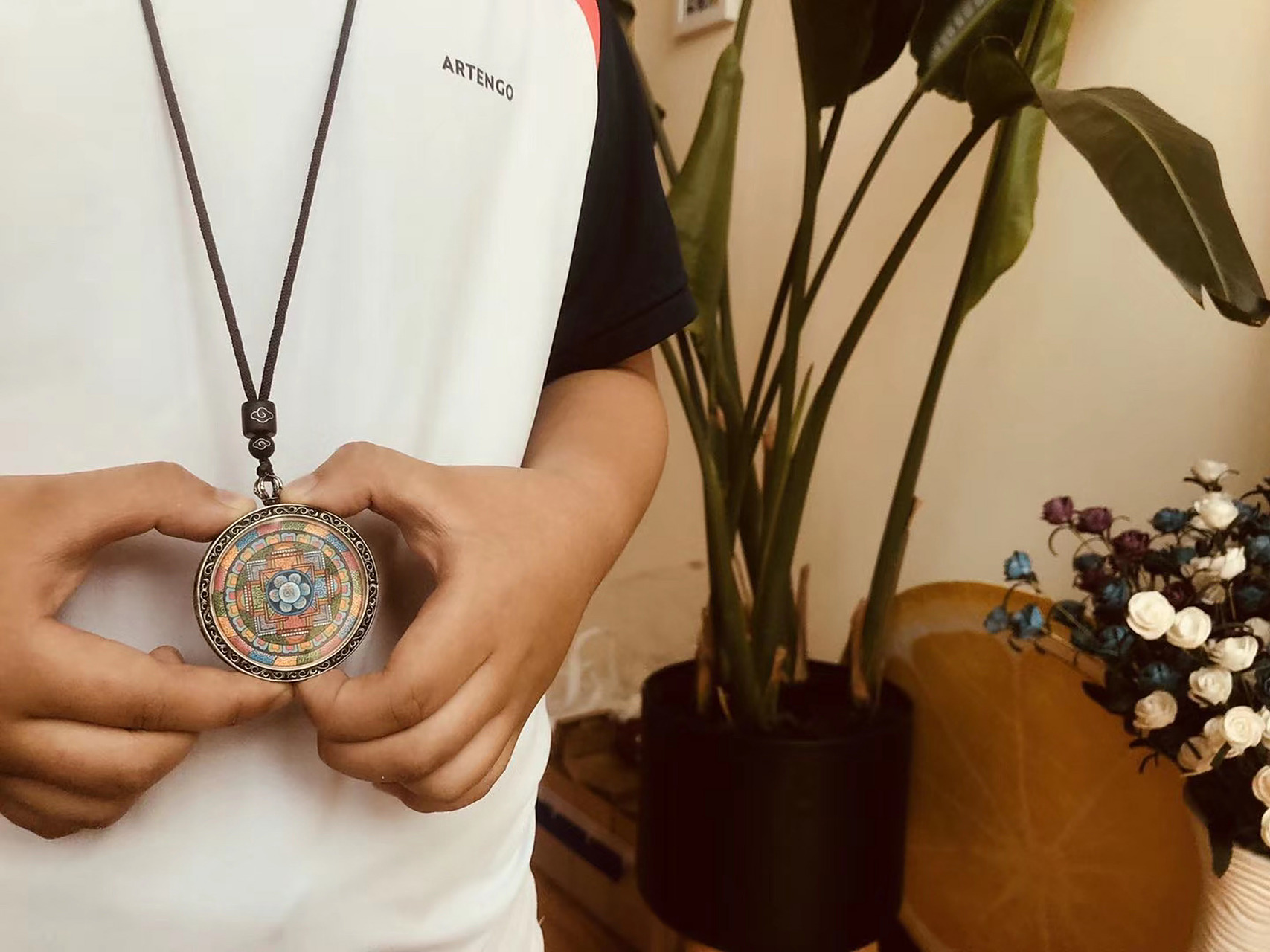 附恭请后注意事项 分享几组小伙伴们恭请随身唐卡后发来的佩戴效果 图