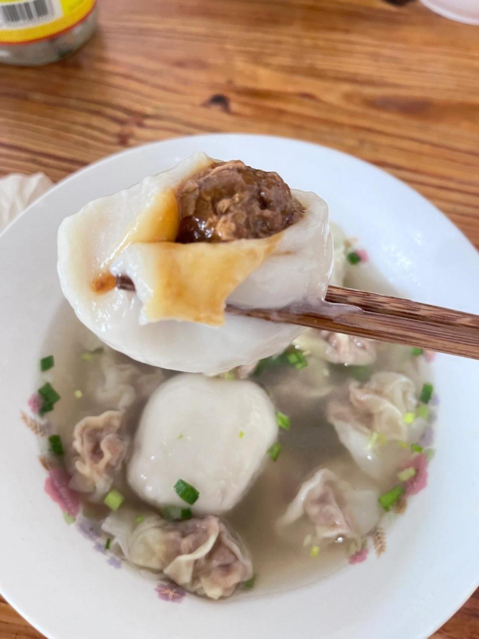 松盛糕团的绉纱馄饨,五块钱一碗就可以吃饱,还有肉汤圆2块一个,超级