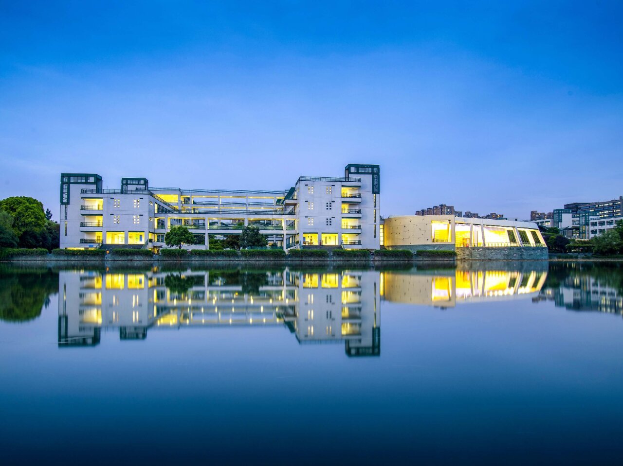 浙江大学(zhejiang university),简称"浙大",位于浙江省杭州市,是
