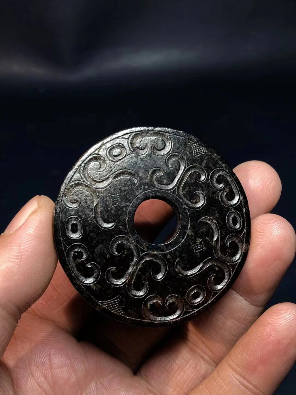 春秋战国黑漆古玉璧! 窃曲纹!