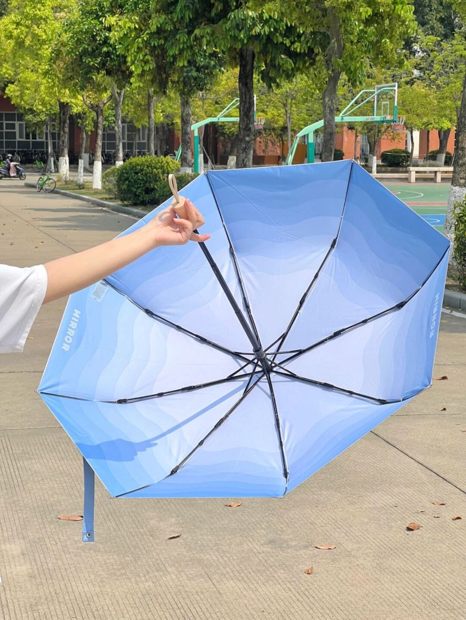 这个渐变蓝色好绝93 就是说夏天真的很需要一把遮阳伞!