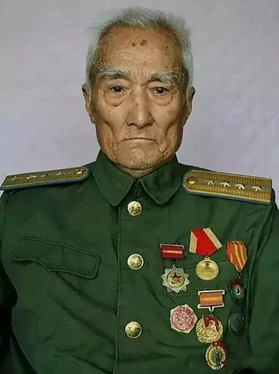 老兵眼神透出杀气! 杀神附体,不怒自威.