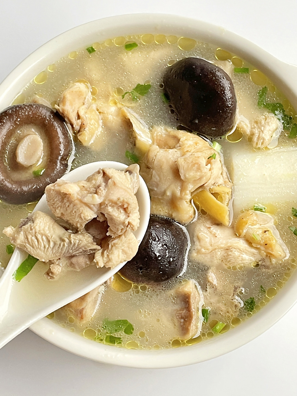 寒冬必须安排的香菇炖土鸡汤,补钙养胃,鲜   hi,大家好～ 寒冬一定要