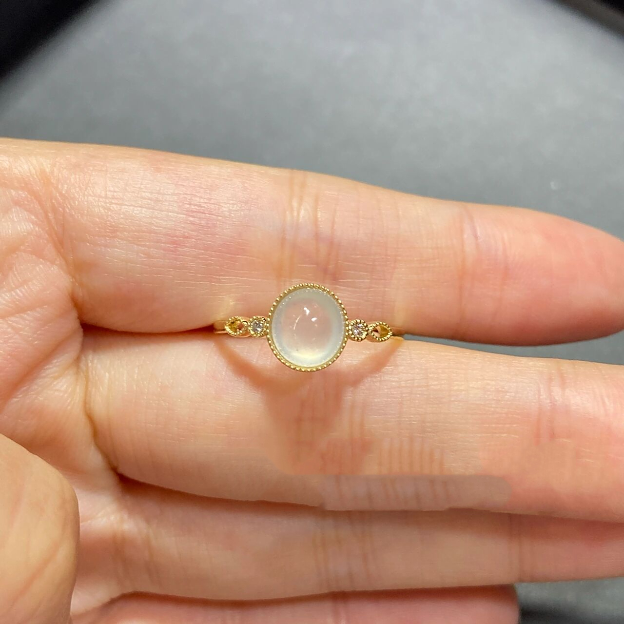 93我们家镶嵌过的翡翠白冰蛋面戒指款式分享 hello!薯宝宝们大家好!