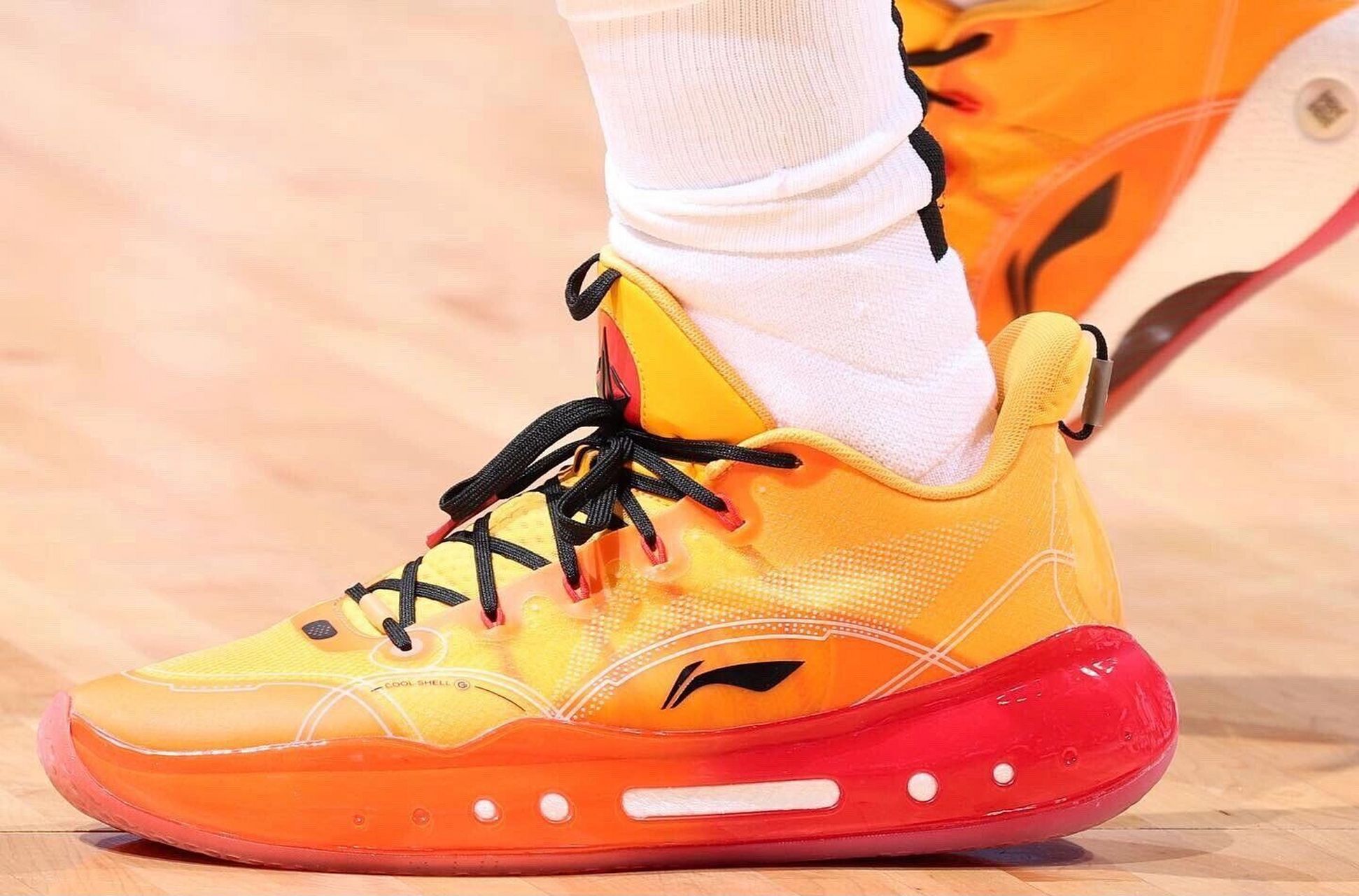 脚上的李宁驭帅1442低帮球鞋相当亮眼.