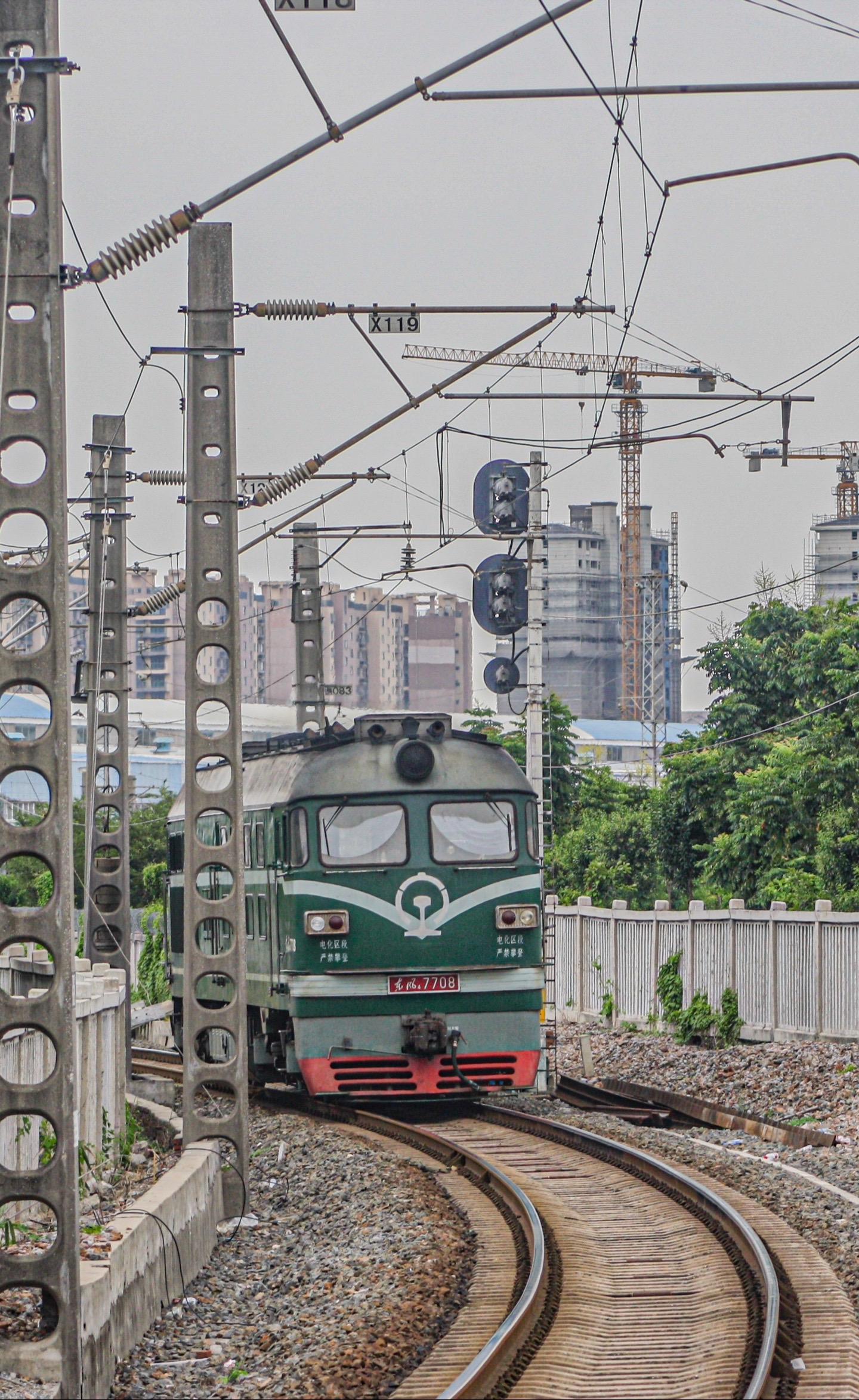 东风4b型内燃机车 中国铁路第二代电传动内燃机车的代表车型 东风4b型