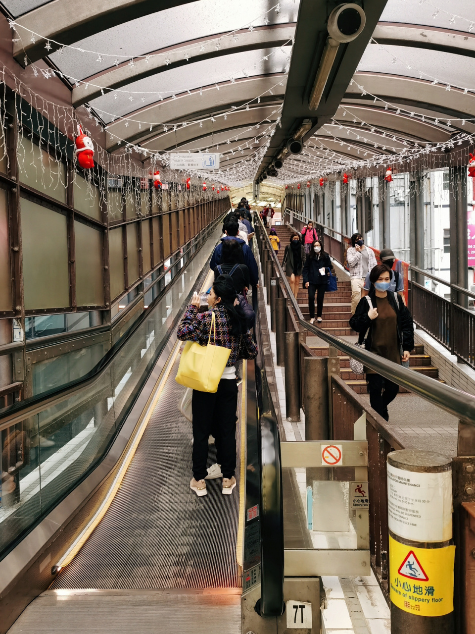 香港 | 世界上最长的自动扶梯 位于香港中环的半山扶梯,一共20段,整个