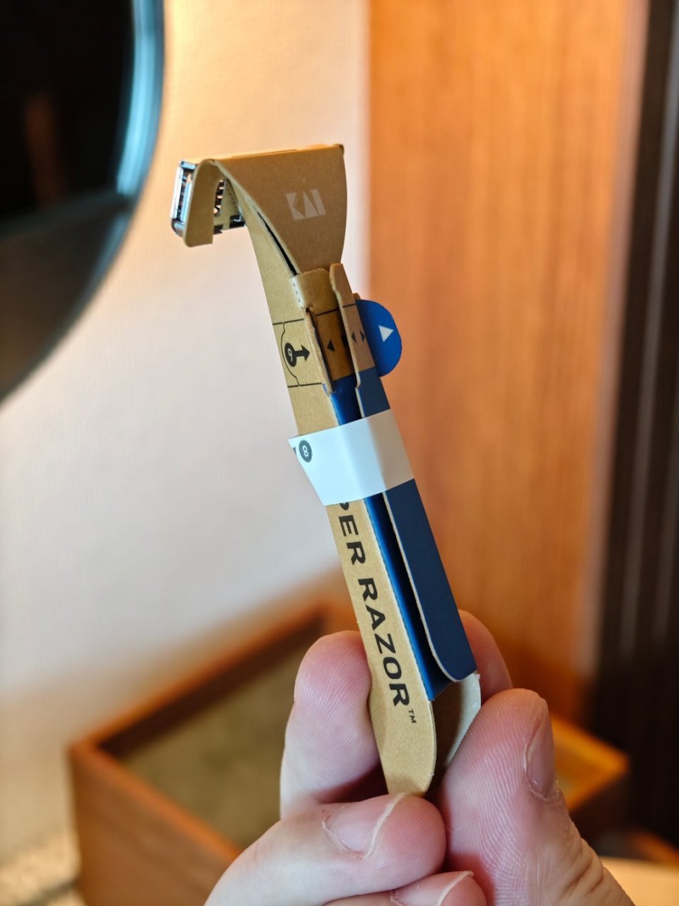 酒店的这个剃须刀挺有意思,拿出来是个卡片,折叠两下就变成了剃须刀