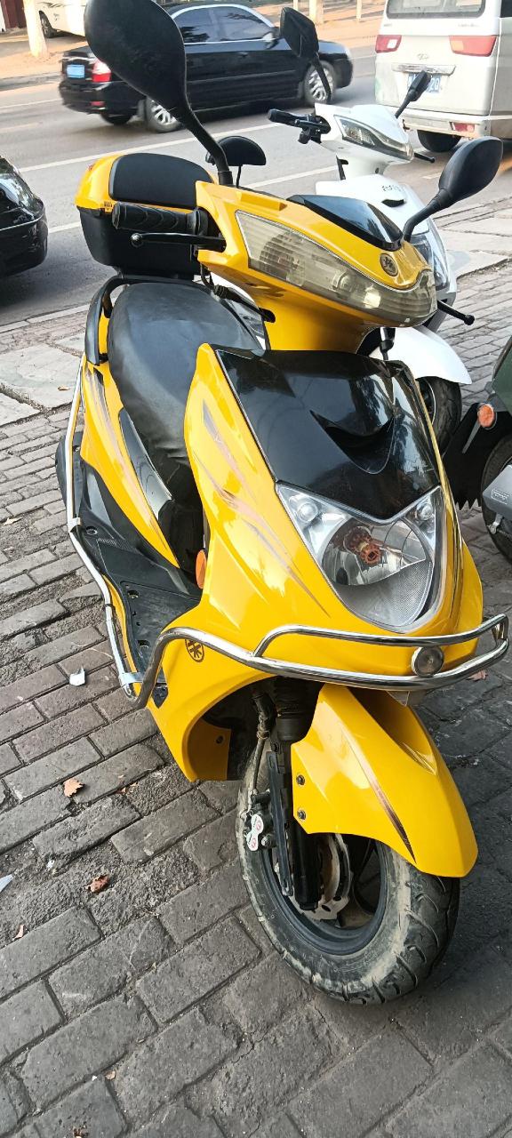 劲力125踏板摩托车,外观不错,不烧机油,浮力价799,看上的速度来秒