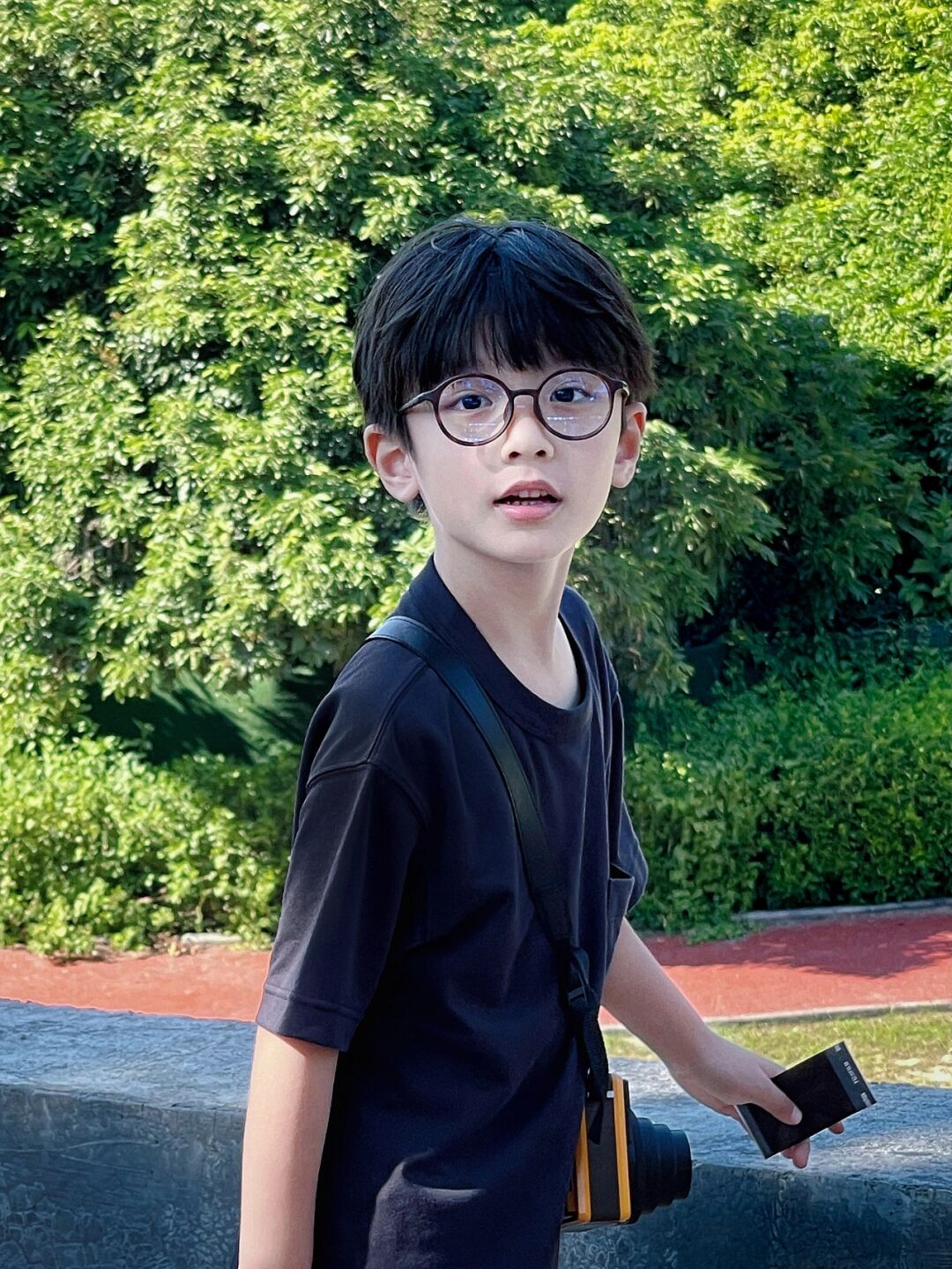 戴眼镜的男孩子真可爱