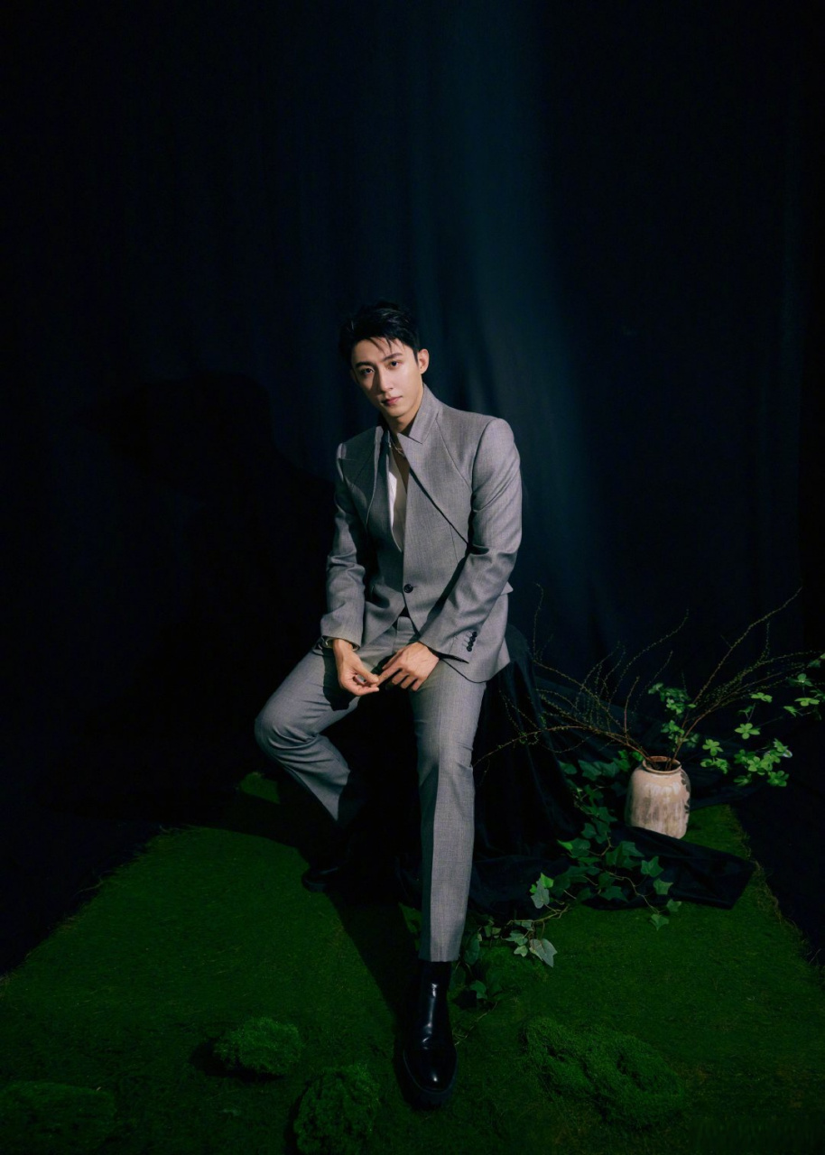 黄景瑜你快把眼镜摘了吧johnny黄景瑜 银色西装和利落短发完美适配!