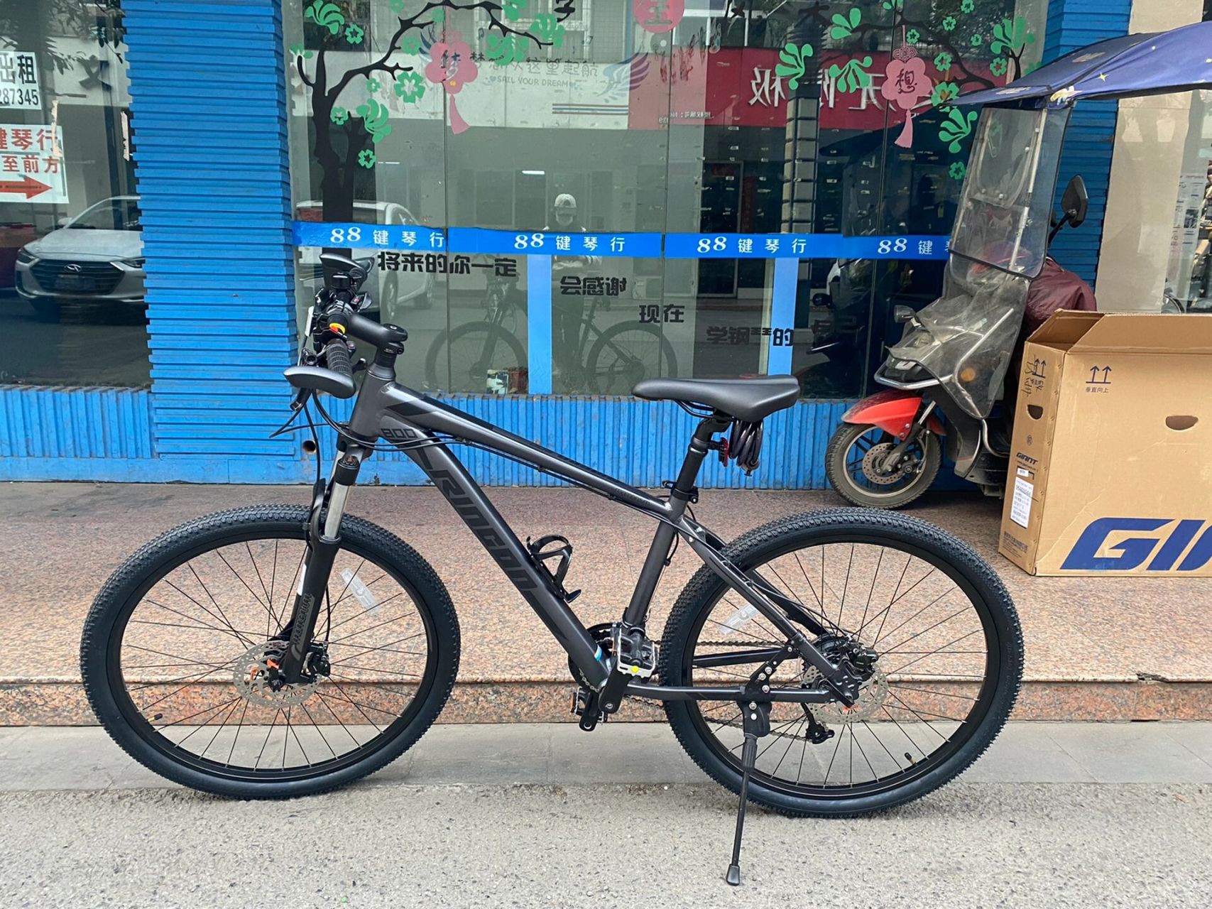 捷安特刺客800 骑了几天共享单车的我  自信的入手了爱车 通勤上班第