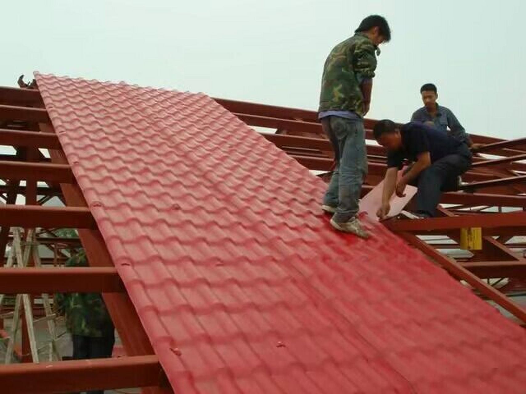 树脂瓦和彩钢做屋顶哪个好 无论什么时候,在选择屋顶瓦的时候,最好