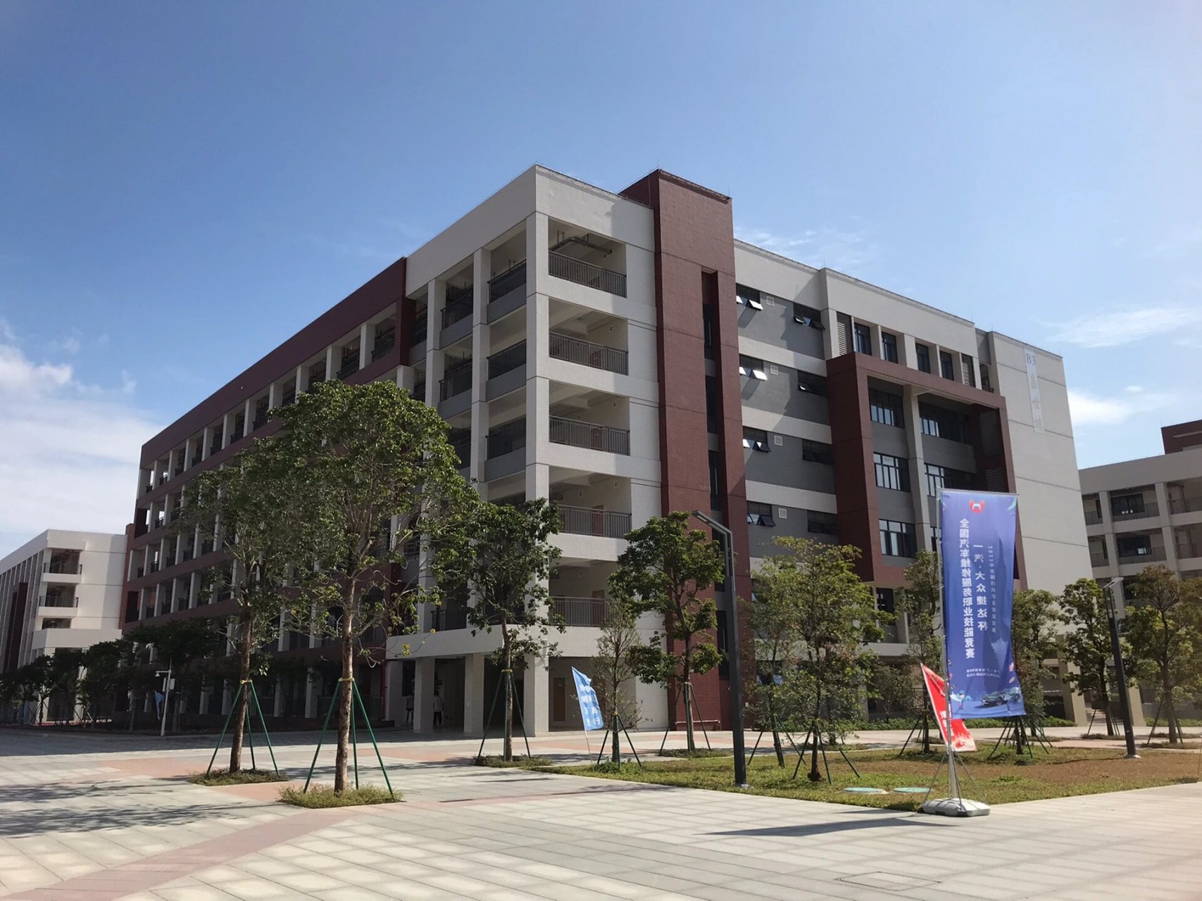 广州市技师学院也太大了吧!