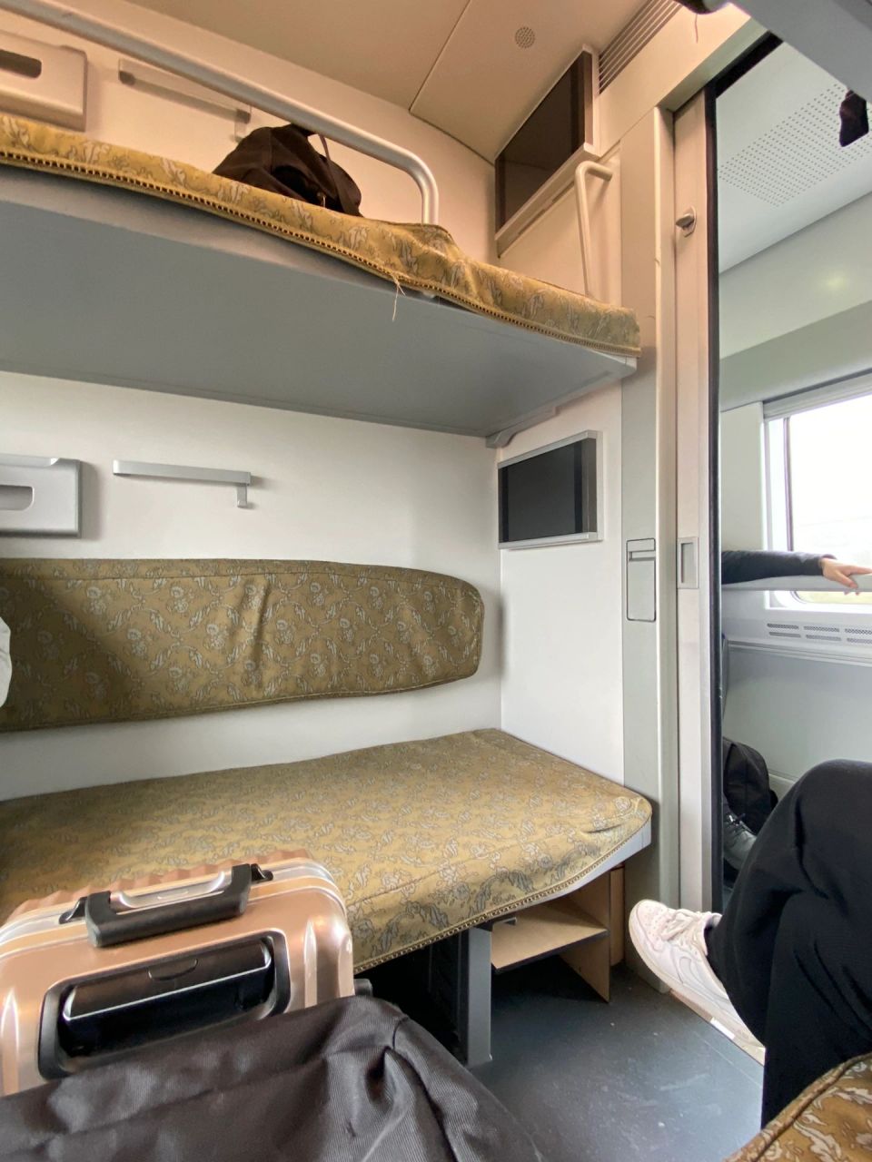 卧代二等座初体验90 周末回家买票的时候无意间发现了这种卧代二等