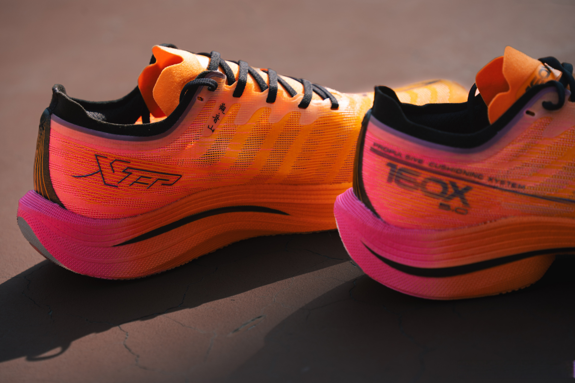 在等待了1年之后,终于拿到了这双期待已久的跑鞋--特步160x 5.0.