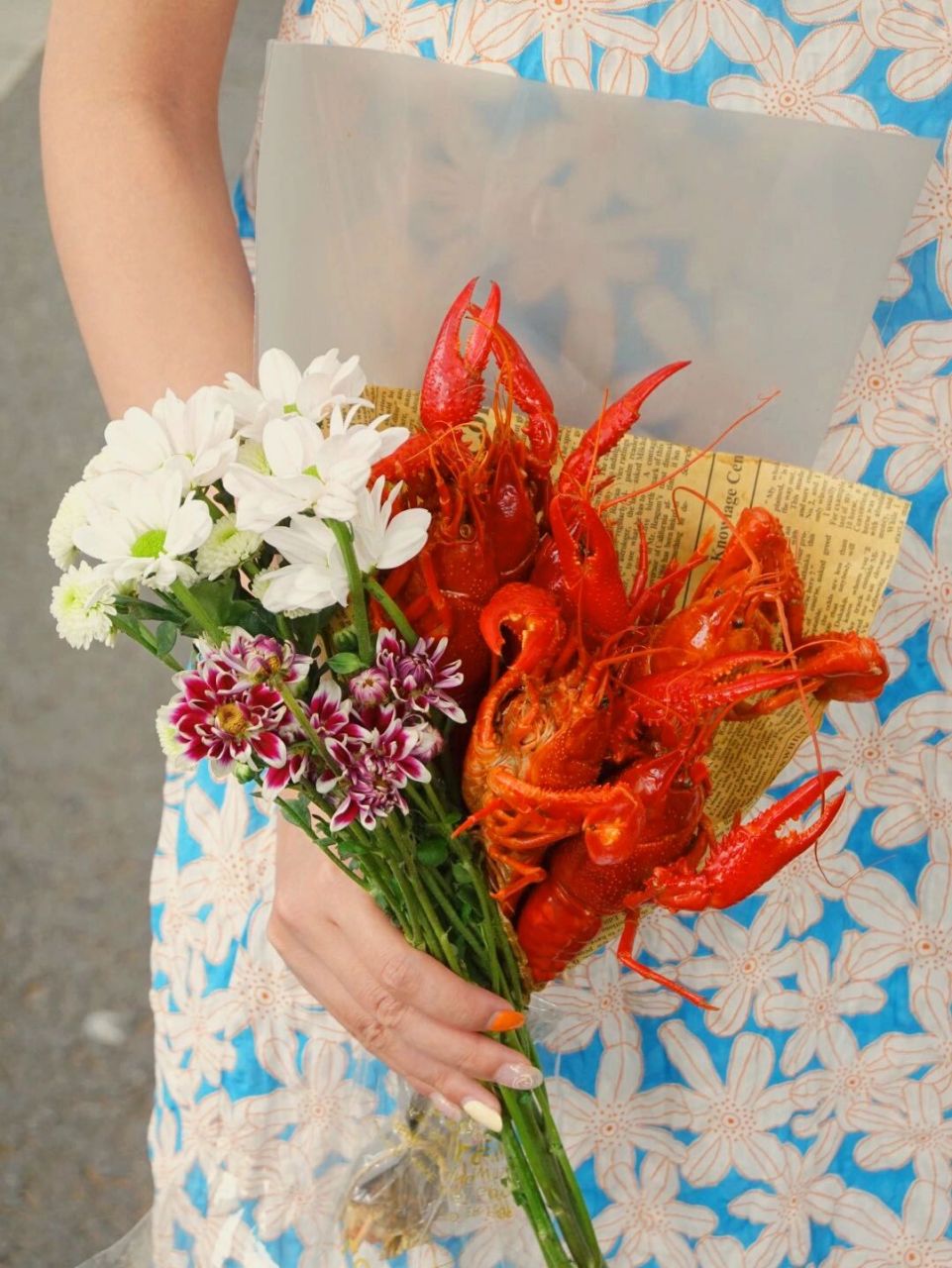 520龙虾花束98轻松拿捏对象 情人节手捧小龙虾花束 你就是这街上最