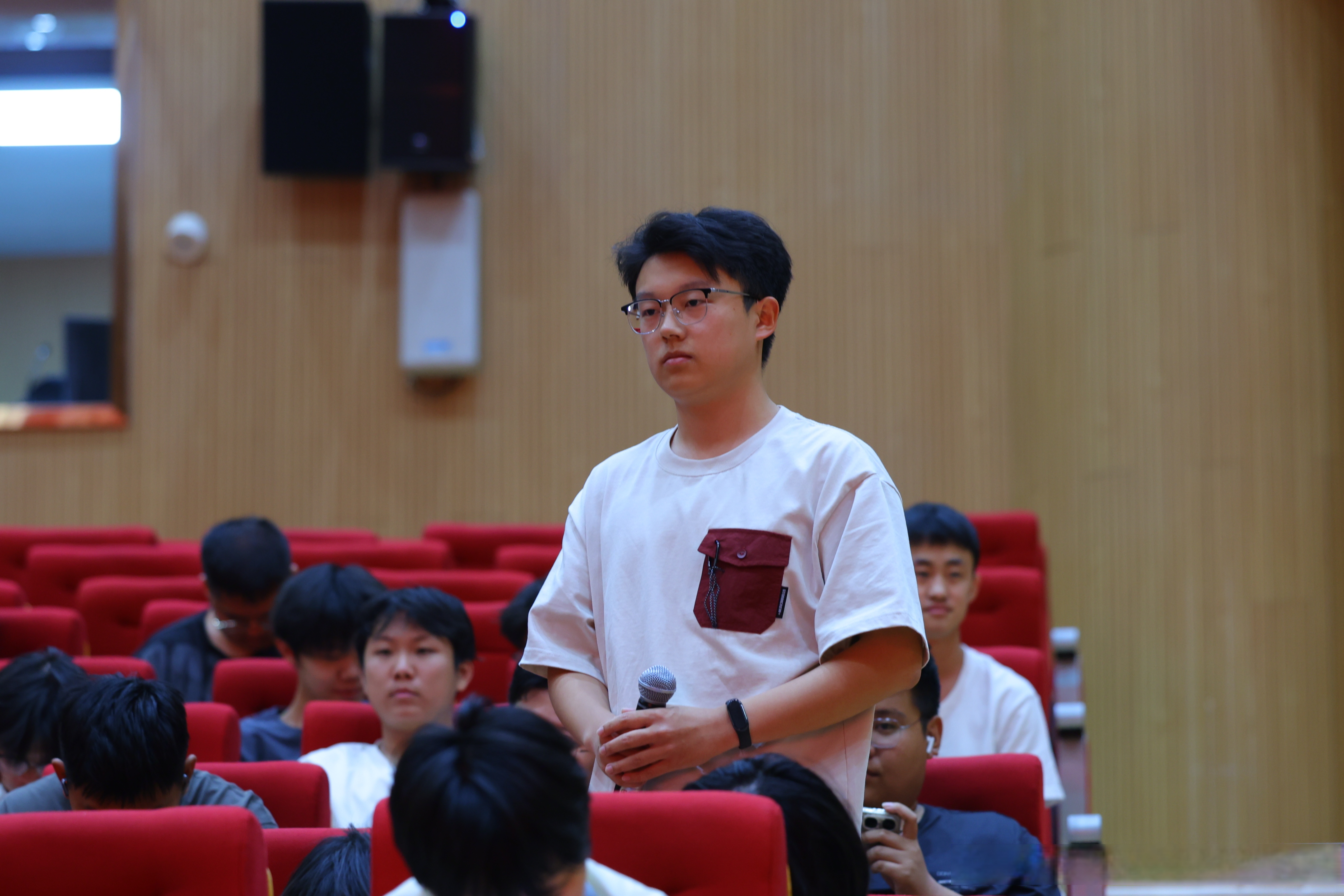 青岛市红色文化研究会创始人张辉,秘书长王彪,副秘书长李兰