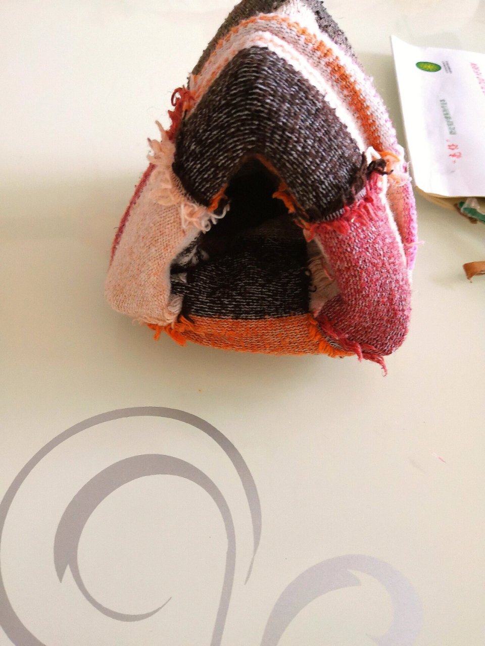 自制仓鼠棉窝: 准备材料:胶带或胶水,纸板,剪刀,棉袜子 ①裁剪三块