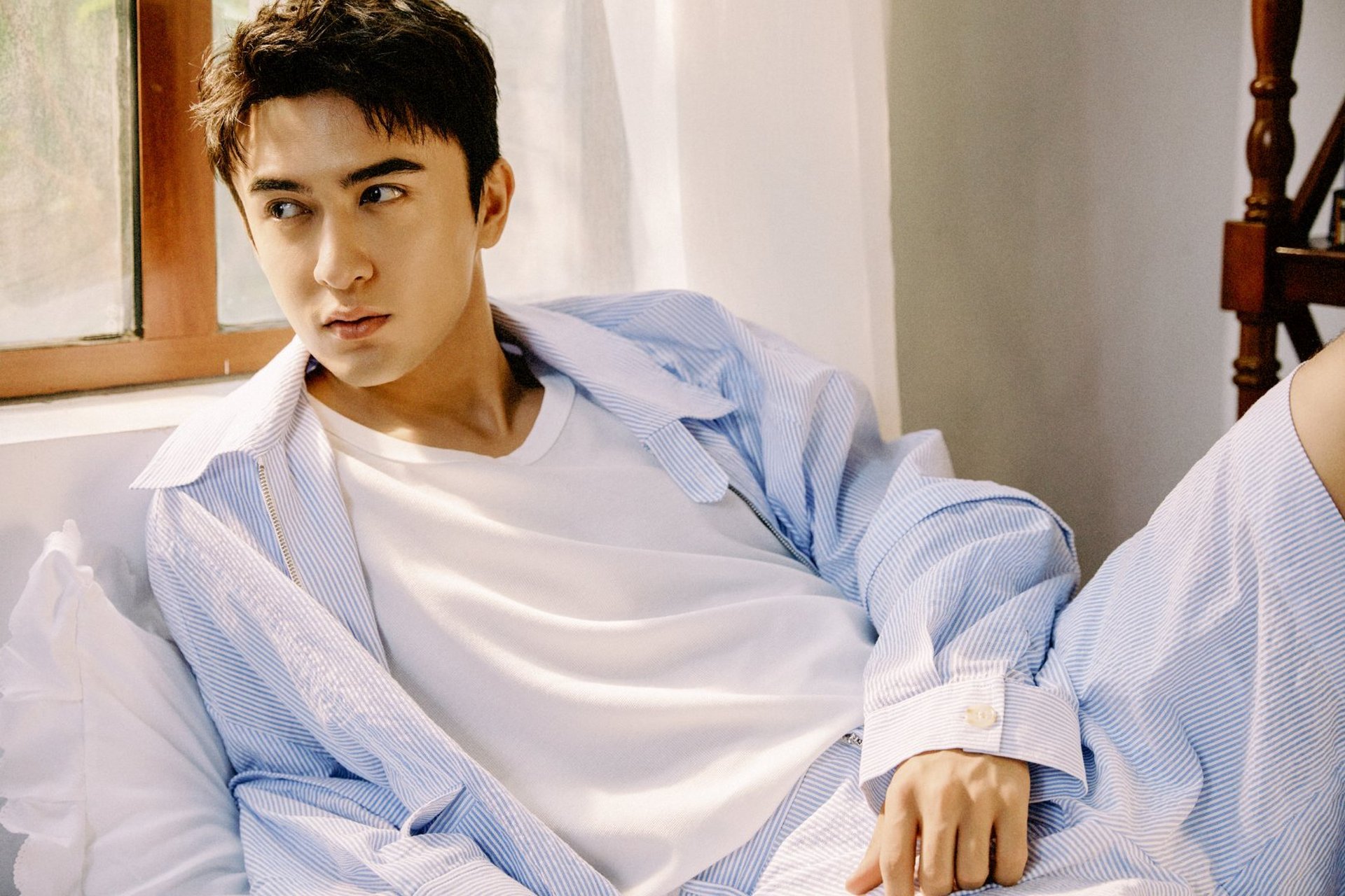 米热0720生日快乐#  米热的生日写真真的好清新好帅气,有一种阳光