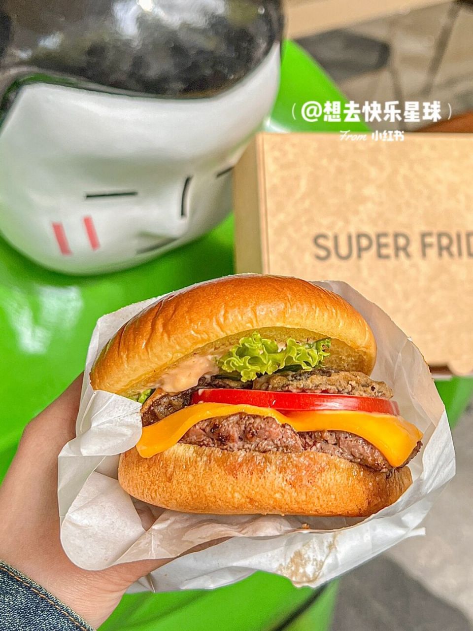 市中心新开了一家汉堡店!被门口的绿胖胖一眼吸引住!太可爱了!