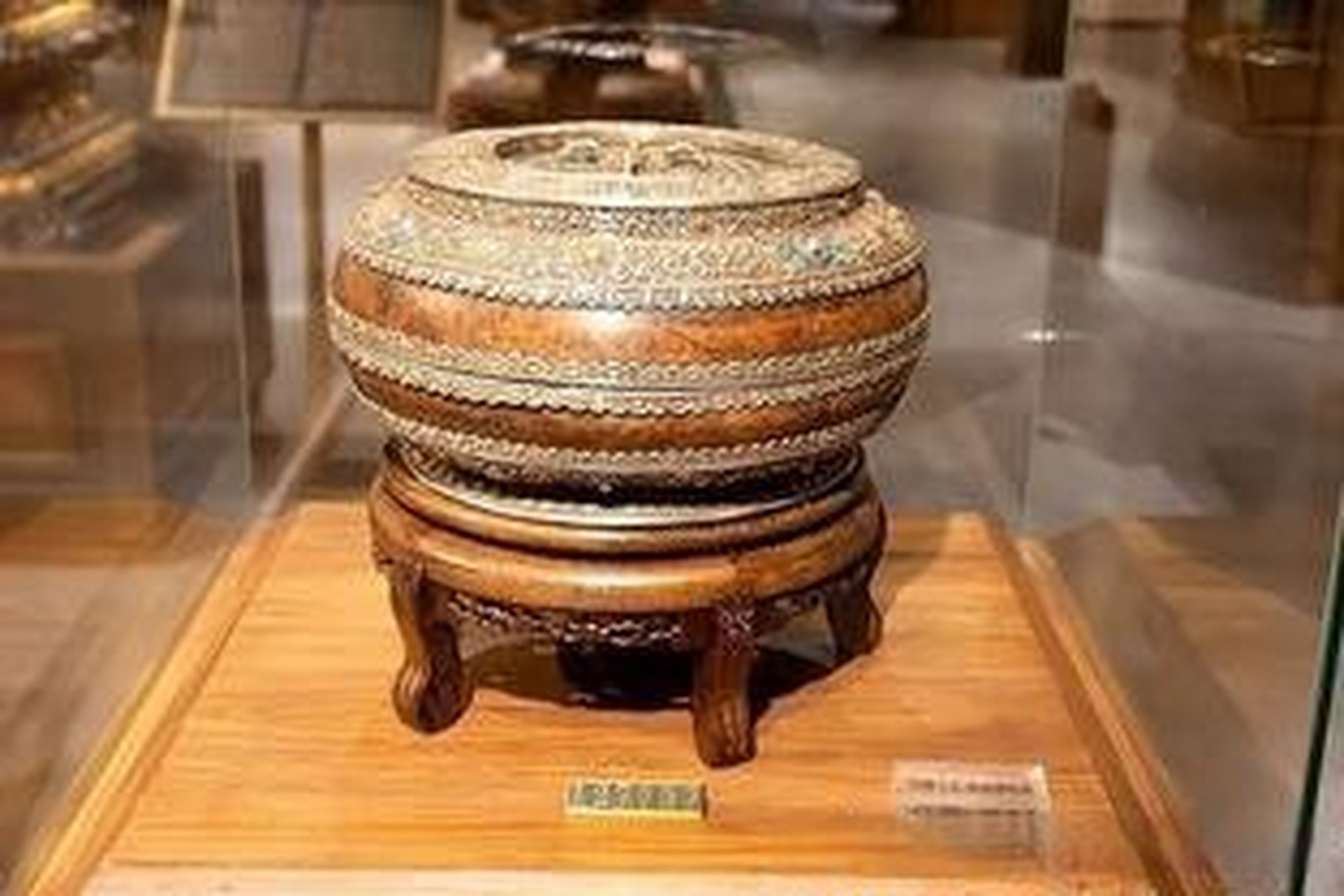 《珠宝鉴定冯波老师说名画与珠宝》提到冯波老师百姓珠宝旗下的品牌"
