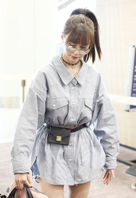 沈梦辰的时尚感不一般! 穿宽大衬衫配短裤,秀出"小鸟腿"好抢镜!