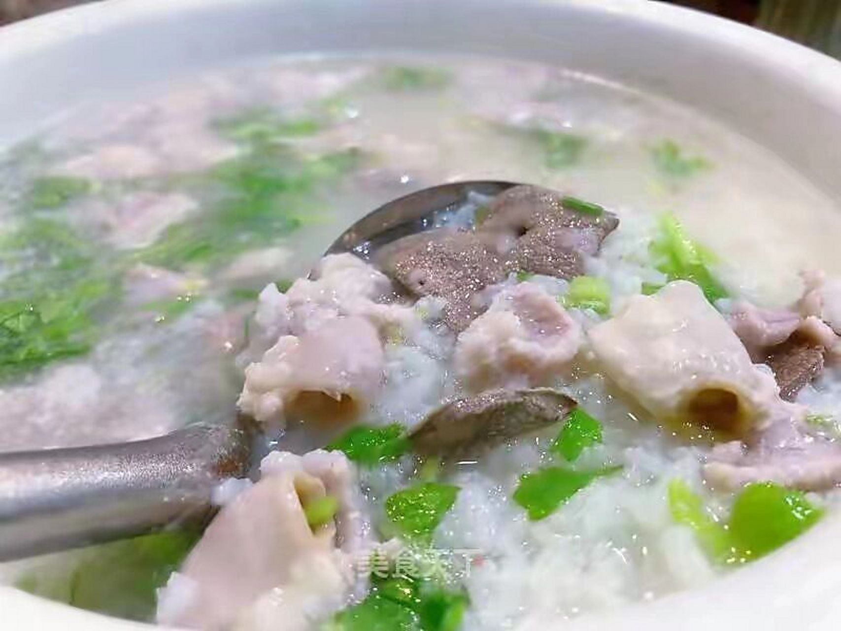 广东猪杂粥里面的粉肠到底要不要洗里面 猪小肠里洗出蛔虫,惊吓中!