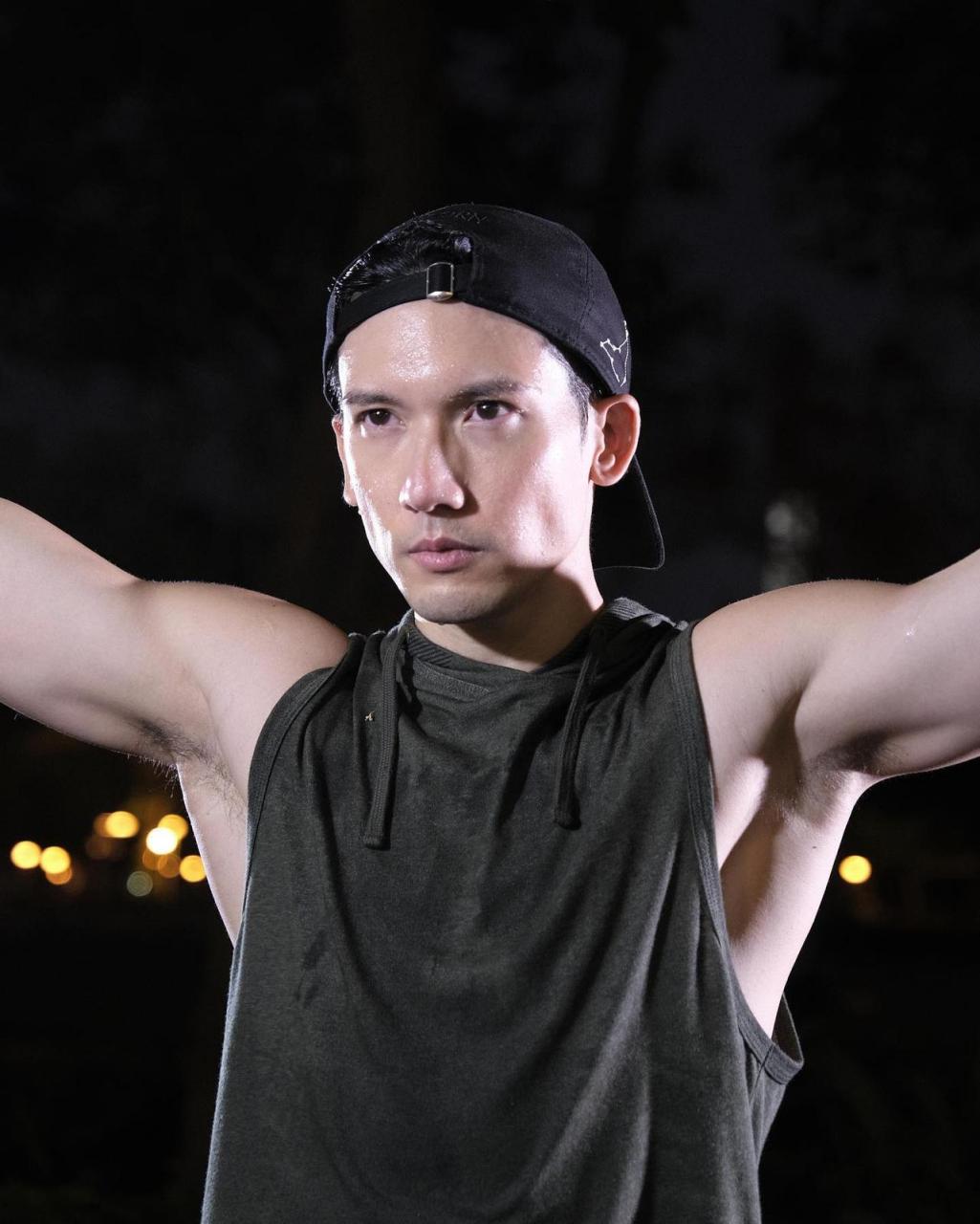 最近,中国香港男星关智斌(kenny kwan)参加了芒果tv推出的全景竞演