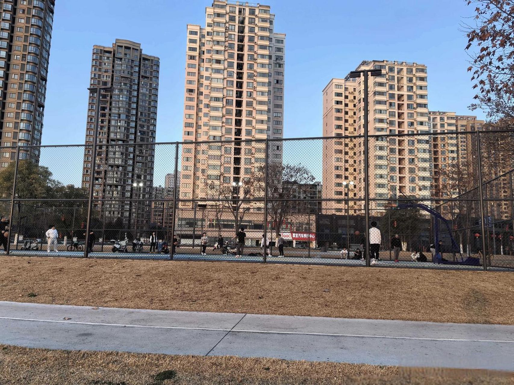 2005年的宜昌伍家岗五一广场附近的江天一色小区,房价仅为每平方米