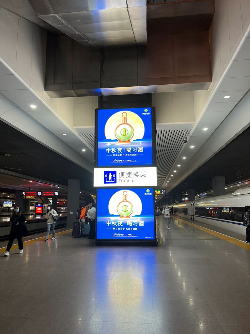 上海虹桥站换乘 高铁换乘:按地面标识走(图一),走到便捷换乘电梯处(图