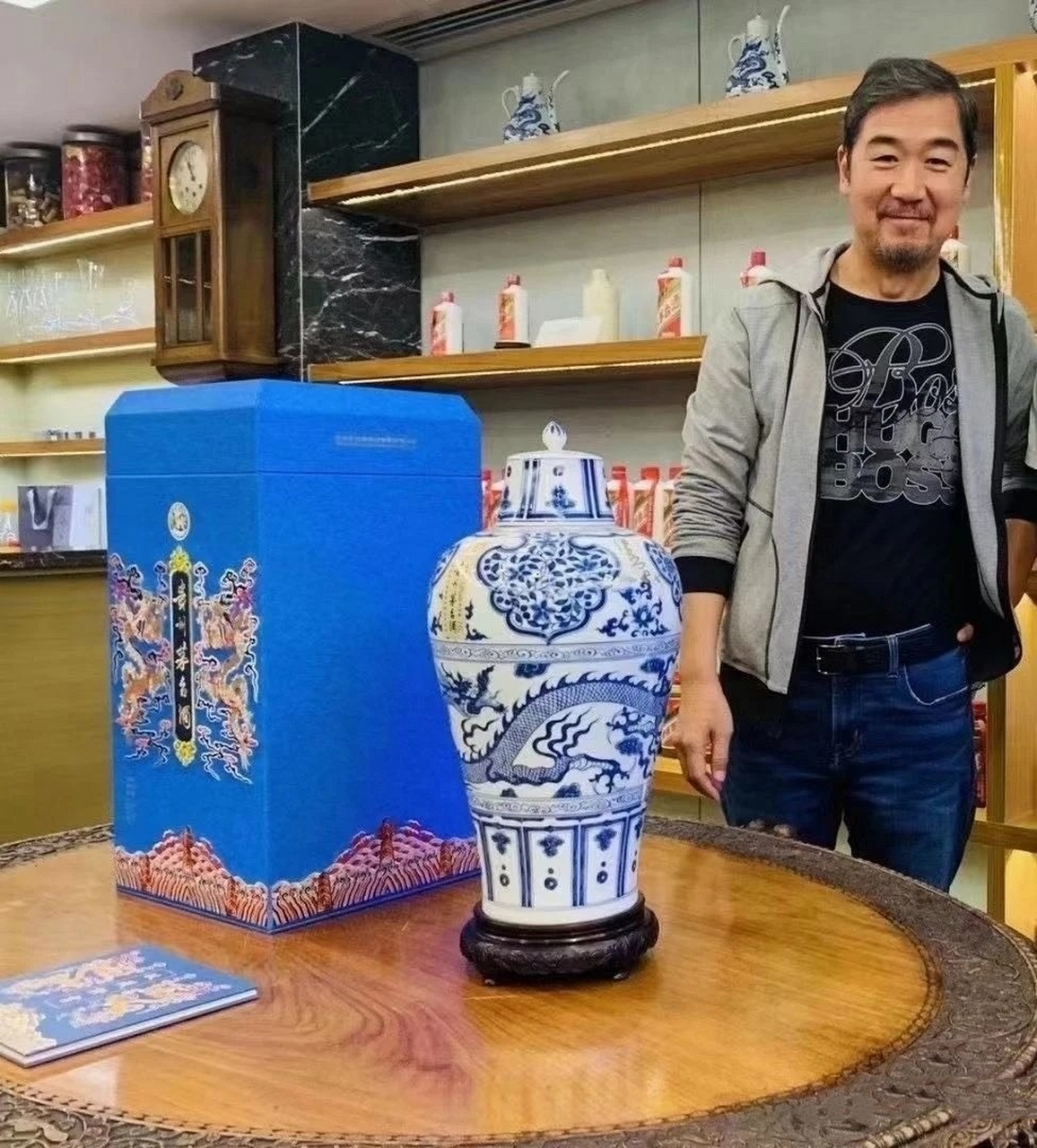 元青花茅台酒采用大容量包装,重量为7.5l,酒精度为53%vol.