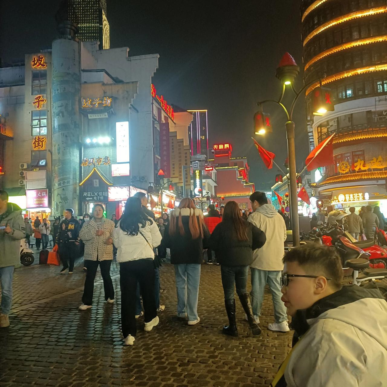 写一句伤感文案在繁华落尽的夜晚,独自走在寂静的街头,心中的那份孤独